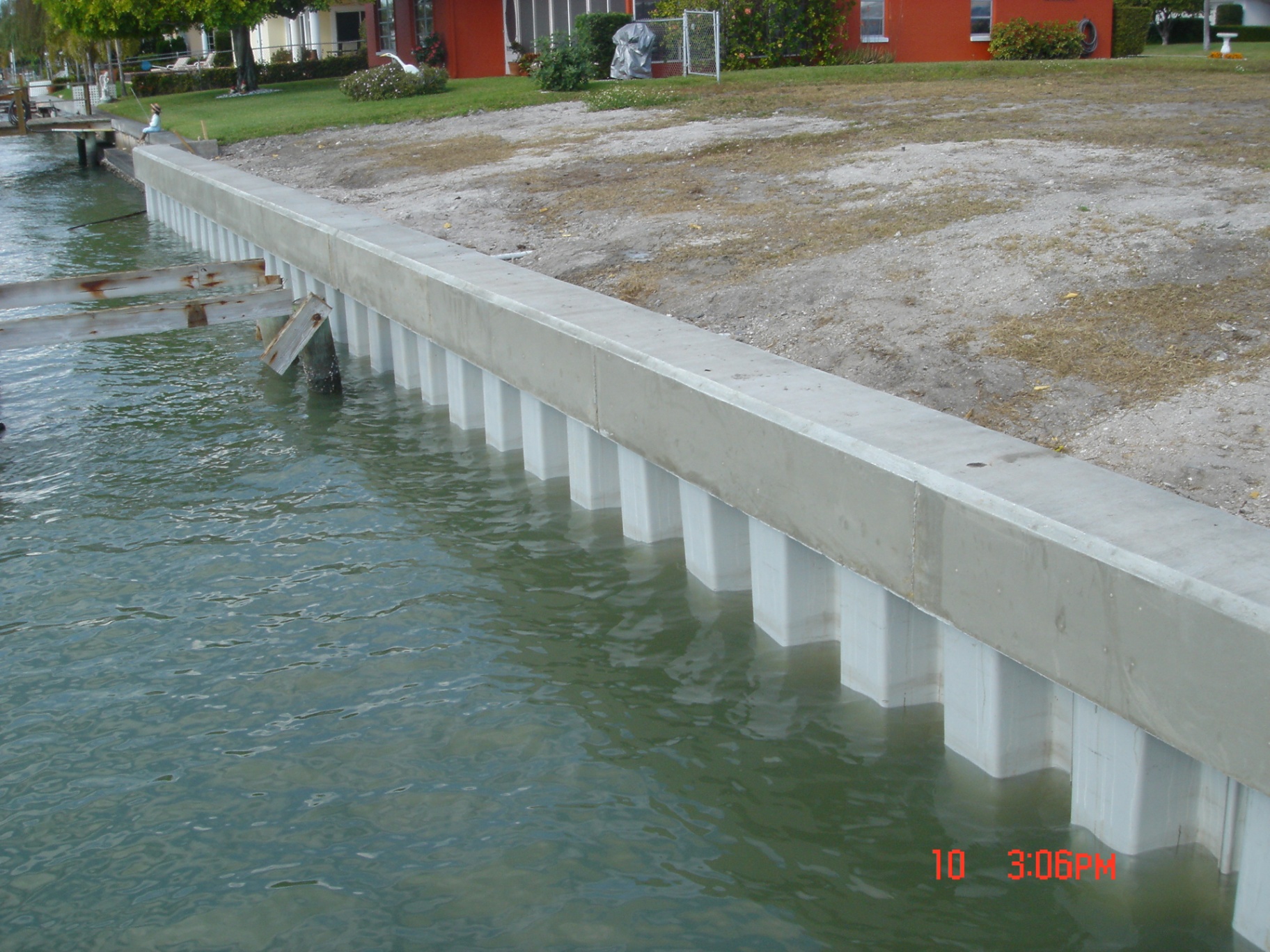 Vinyl seawall with concrete cap